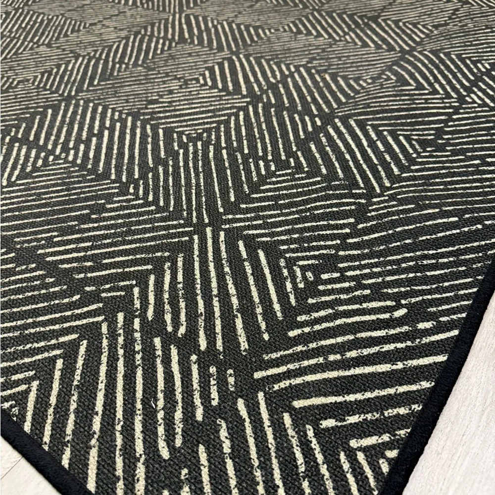 Geometric Black and Gray Area Ruggable cover plus mat EUC